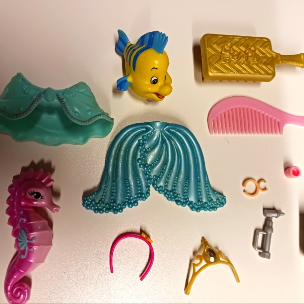 Random Barbie accessories - Picture 2 of 3